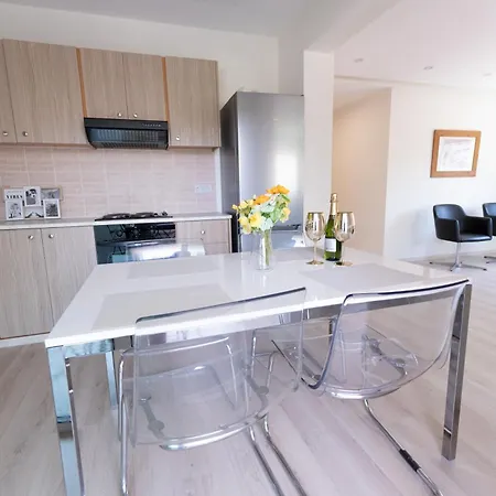 Apartment Wealthystays - Olympias 2br Flat Centre *