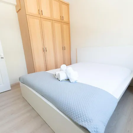 Wealthystays - Olympias 2br Flat Centre Apartment *